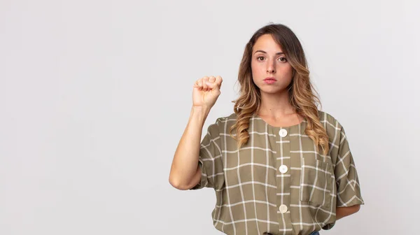 Ziemlich Dünne Frau Die Sich Ernst Stark Und Rebellisch Fühlt — Stockfoto