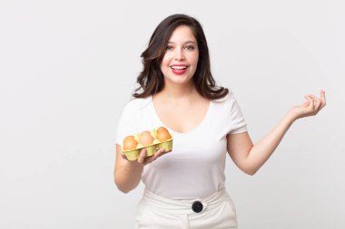 Güzel bir kadın kendini mutlu hisseder, bir çözüm ya da fikir bulduğunda ve elinde bir yumurta kutusu tuttuğunda şaşırır.