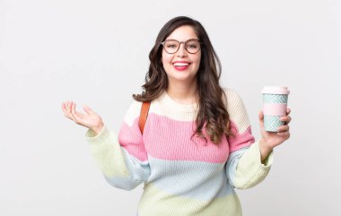 Güzel bir kadın kendini mutlu hissediyor, bir çözüm ya da fikir bulduğuna şaşırıyor. öğrenci konsepti