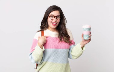 Güzel bir kadın mutlu hissediyor ve heyecanla kendini işaret ediyor. öğrenci konsepti