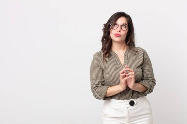 Güzel bir kadın entrika çeviriyor, komplo kuruyor, sinsi hileler ve hileler düşünüyor, kurnazlık ve ihanet.