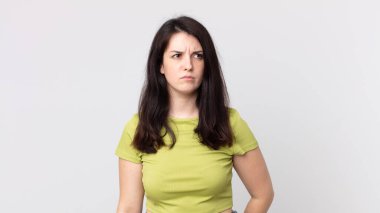 Güzel bir kadın üzgün, üzgün ya da kızgın hisseder ve olumsuz bir tavırla taraflara bakar, anlaşmazlıkla kaşlarını çatar.