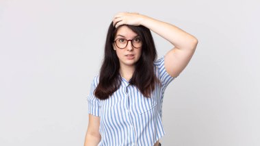 Güzel bir kadın unutulmuş bir mühlet yüzünden panikliyor, stresli hissediyor, bir pisliği ya da hatayı örtbas etmek zorunda.