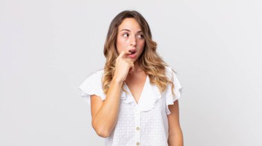 Şaşırmış, gergin, endişeli ya da korkmuş bakışları olan oldukça zayıf bir kadın.