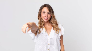 Tatmin olmuş, kendine güvenen, dostça gülümseyen, seni seçen, kameraya bakan zayıf bir kadın.