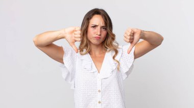 Oldukça zayıf bir kadın üzgün, hayal kırıklığına uğramış ya da kızgın görünüyor, anlaşmazlık içinde parmaklarını gösteriyor, hayal kırıklığına uğramış hissediyor.