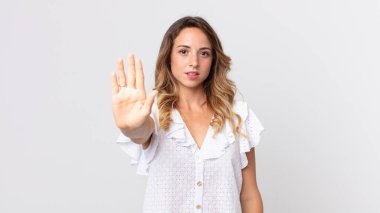 Oldukça zayıf bir kadın ciddi, sert, hoşnutsuz ve kızgın görünüyor.