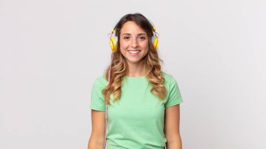 Oldukça zayıf bir kadın mutlu görünüyor ve kulaklıkla müzik dinleyerek hoş bir sürpriz yapıyor.