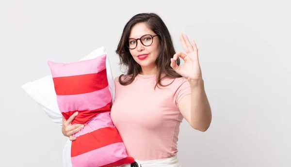 Mulher Bonita Sentindo Feliz Mostrando Aprovação Com Gesto Vestindo Pijama — Fotografia de Stock