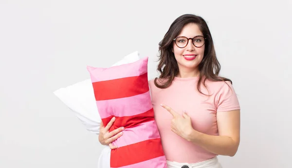 Mulher Bonita Sorrindo Alegremente Sentindo Feliz Apontando Para Lado Vestindo — Fotografia de Stock