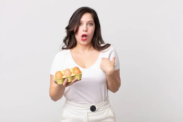 Mooie Vrouw Kijken Geschokt Verrast Met Mond Wijd Open Wijzend — Stockfoto