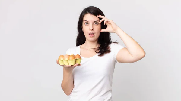 Mooie Vrouw Zoek Gelukkig Verbaasd Verrast Het Vasthouden Van Een — Stockfoto