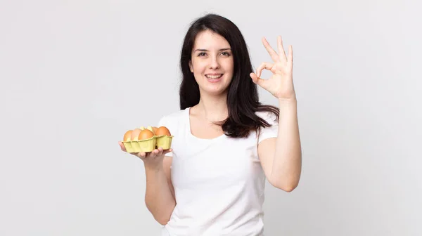 Pretty Woman Feeling Happy Showing Approval Okay Gesture Holding Eggs — Stock Photo, Image