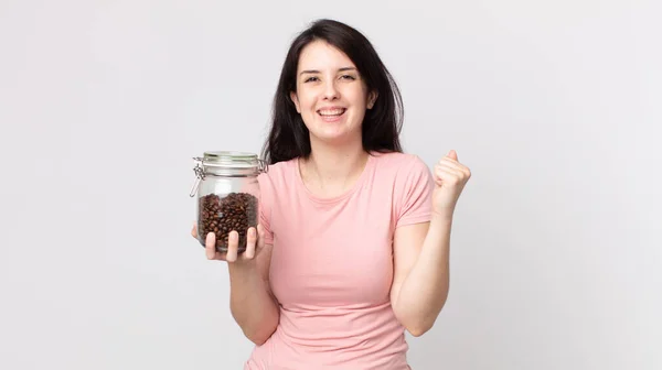 Pretty Woman Feeling Shocked Laughing Celebrating Success Holding Coffee Beans — Stock Photo, Image