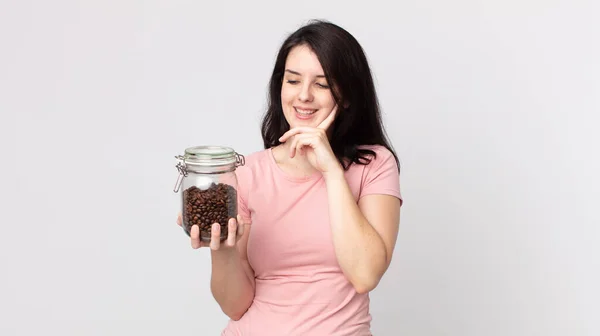 Bonita Mujer Sonriendo Con Una Expresión Feliz Segura Con Mano — Foto de Stock