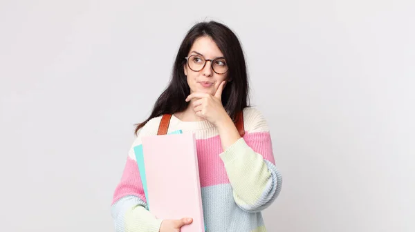 Mulher Bonita Sorrindo Com Uma Expressão Feliz Confiante Com Mão — Fotografia de Stock