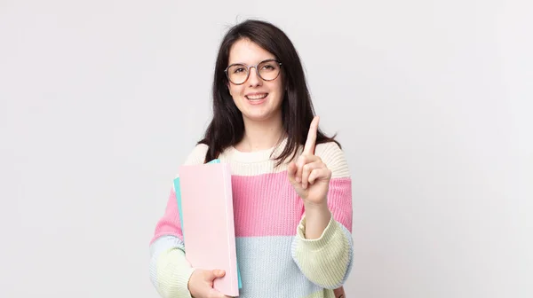 Mulher Bonita Sorrindo Olhando Amigável Mostrando Número Conceito Estudante Universitário — Fotografia de Stock