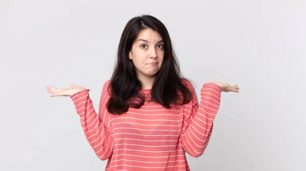 Mujer Bonita Sintiéndose Desconcertada Confundida Dudando Ponderando Eligiendo Diferentes Opciones — Foto de Stock