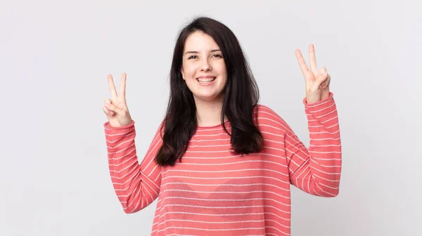 Mooie Vrouw Glimlachen Kijken Gelukkig Vriendelijk Tevreden Gebaren Overwinning Vrede — Stockfoto