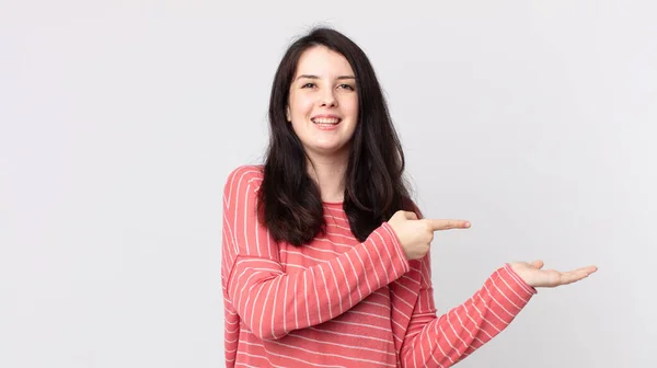 Mulher Bonita Sorrindo Sentindo Feliz Despreocupada Satisfeita Apontando Para Conceito — Fotografia de Stock