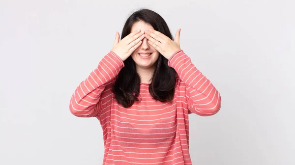 Mulher Bonita Sorrindo Sentindo Feliz Cobrindo Olhos Com Duas Mãos — Fotografia de Stock