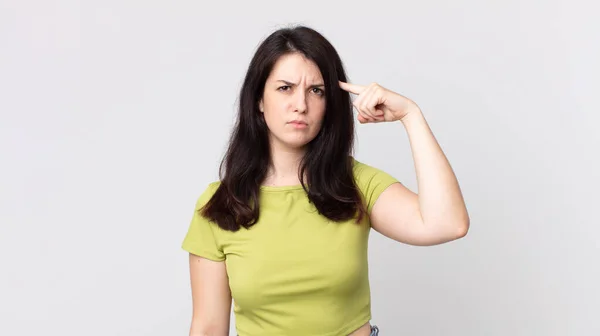 Bella Donna Sente Confuso Perplesso Mostrando Che Sei Pazzo Pazzo — Foto Stock