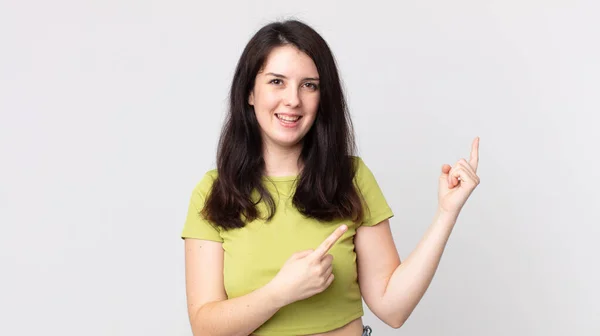 Hübsche Frau Lächelt Glücklich Und Zeigt Mit Beiden Händen Nach — Stockfoto