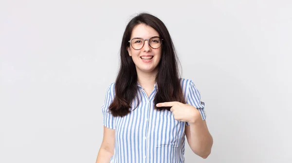 Mulher Bonita Olhando Feliz Orgulhoso Surpreso Alegremente Apontando Para Mesmo — Fotografia de Stock