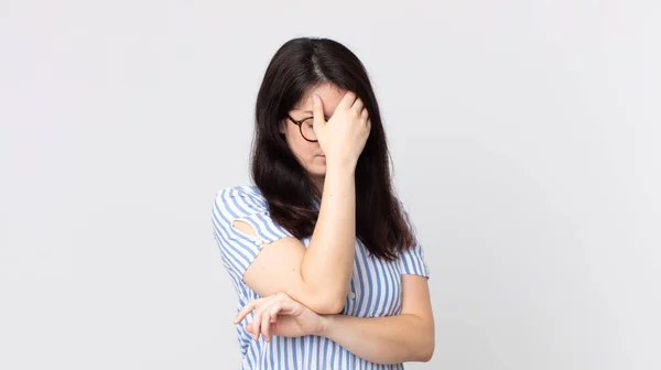 Hübsche Frau Die Gestresst Beschämt Oder Aufgebracht Aussieht Kopfschmerzen Hat — Stockfoto