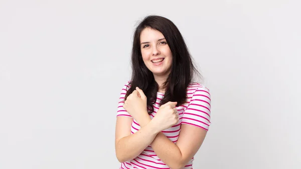 Bonita Mujer Sonriendo Alegremente Celebrando Con Los Puños Cerrados Los —  Fotos de Stock