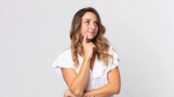 Mulher Muito Magra Sorrindo Feliz Sonhando Acordado Duvidar Olhando Para — Fotografia de Stock