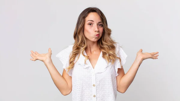 Mulher Muito Fina Sentindo Perplexo Confuso Duvidando Ponderando Escolhendo Diferentes — Fotografia de Stock