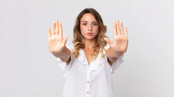 Mujer Muy Delgada Que Parece Seria Infeliz Enojada Disgustada Prohibiendo — Foto de Stock