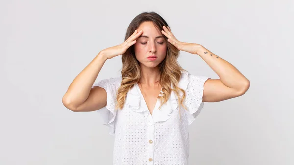 Ziemlich Dünne Frau Die Konzentriert Nachdenklich Und Inspiriert Wirkt Brainstorming — Stockfoto