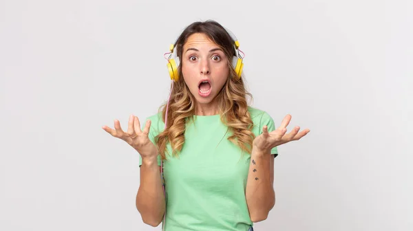 Mujer Bastante Delgada Sintiéndose Extremadamente Sorprendido Sorprendido Escuchando Música Con — Foto de Stock