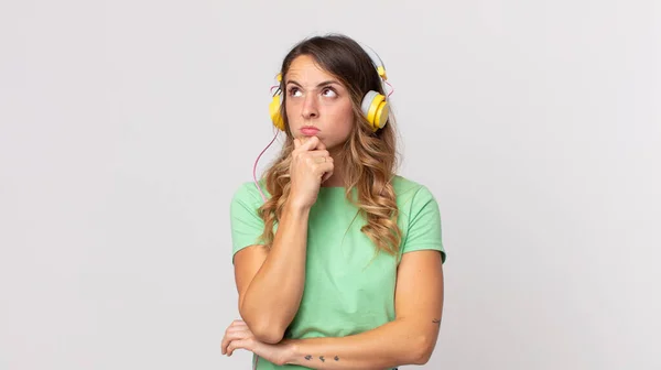 Vrij Dunne Vrouw Denken Gevoel Twijfelachtig Verward Luisteren Muziek Met — Stockfoto