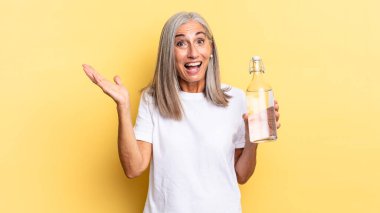 Mutlu, heyecanlı, şaşırmış ya da şok olmuş hissediyorum. İnanılmaz bir şeye gülümsüyor ve hayrete düşüyorum.