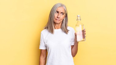 Üzgün, üzgün ya da kızgın hissediyorum ve olumsuz bir tavır takınıyorum, anlaşmazlık içinde kaşlarını çatıyorum ve elimde bir su şişesi tutuyorum.