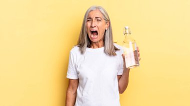 Saldırgan bir şekilde bağırmak, sinirli, sinirli, öfkeli ya da sinirli görünmek, hayır diye bağırmak ve su şişesini tutmak.