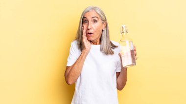 Şok oldum ve korktum, ağzım açık ve ellerim yanaklarımda su şişesi tutuyordum.