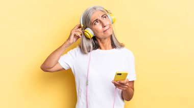 Şaşkın ve şaşkın hissediyorum, başımı kaşıyorum ve kulaklıkla yan tarafa bakıyorum.