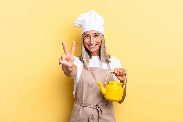 Kochfrau Mittleren Alters Lächelt Und Sieht Glücklich Unbeschwert Und Positiv — Stockfoto
