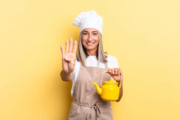 Kochfrau Mittleren Alters Lächelt Und Sieht Freundlich Aus Zeigt Nummer — Stockfoto