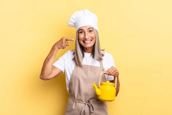 Köchin Mittleren Alters Lächelt Selbstbewusst Und Zeigt Auf Ihr Breites — Stockfoto