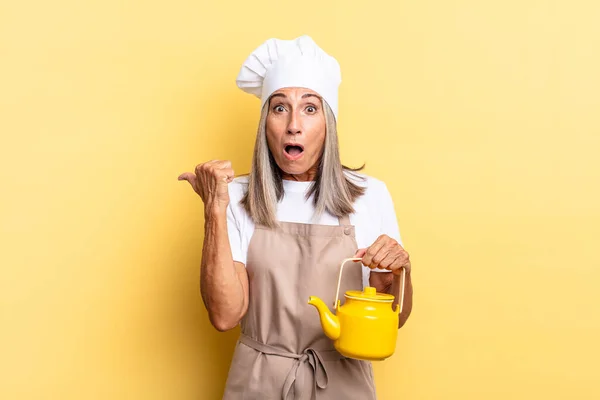 Küchenfrau Mittleren Alters Schaut Erstaunt Ungläubig Zeigt Auf Gegenstand Der — Stockfoto