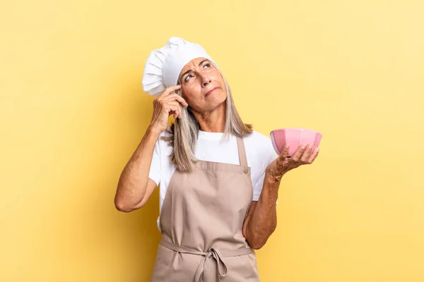 Mulher Chef Meia Idade Sentindo Intrigado Confuso Arranhando Cabeça Olhando — Fotografia de Stock