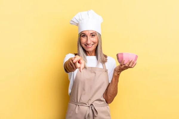 Köchin Mittleren Alters Die Mit Einem Zufriedenen Selbstbewussten Freundlichen Lächeln — Stockfoto