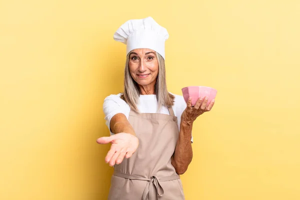 Mulher Chef Meia Idade Sorrindo Feliz Com Amigável Confiante Olhar — Fotografia de Stock
