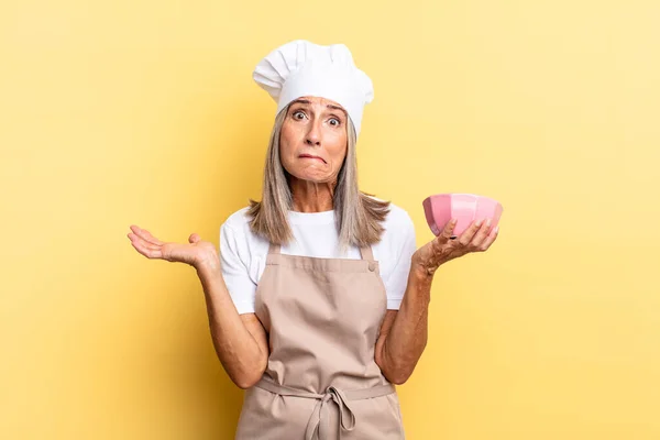 Mulher Chef Meia Idade Sentindo Intrigado Confuso Duvidar Ponderar Escolher — Fotografia de Stock