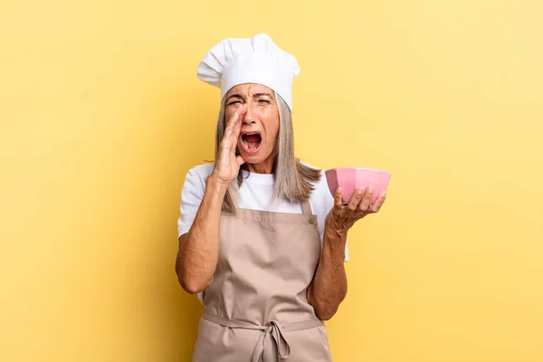 Mulher Chef Meia Idade Sentindo Feliz Animado Positivo Dando Grande — Fotografia de Stock